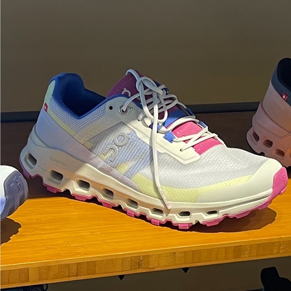 ON cloudvista shoes - Picture 2 of 4